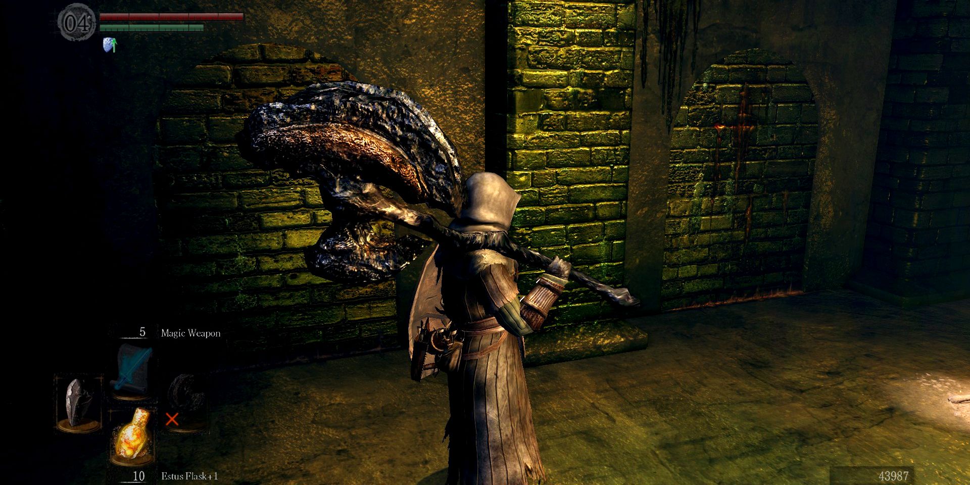 玩家在地下用一柄巨大的黑斧头