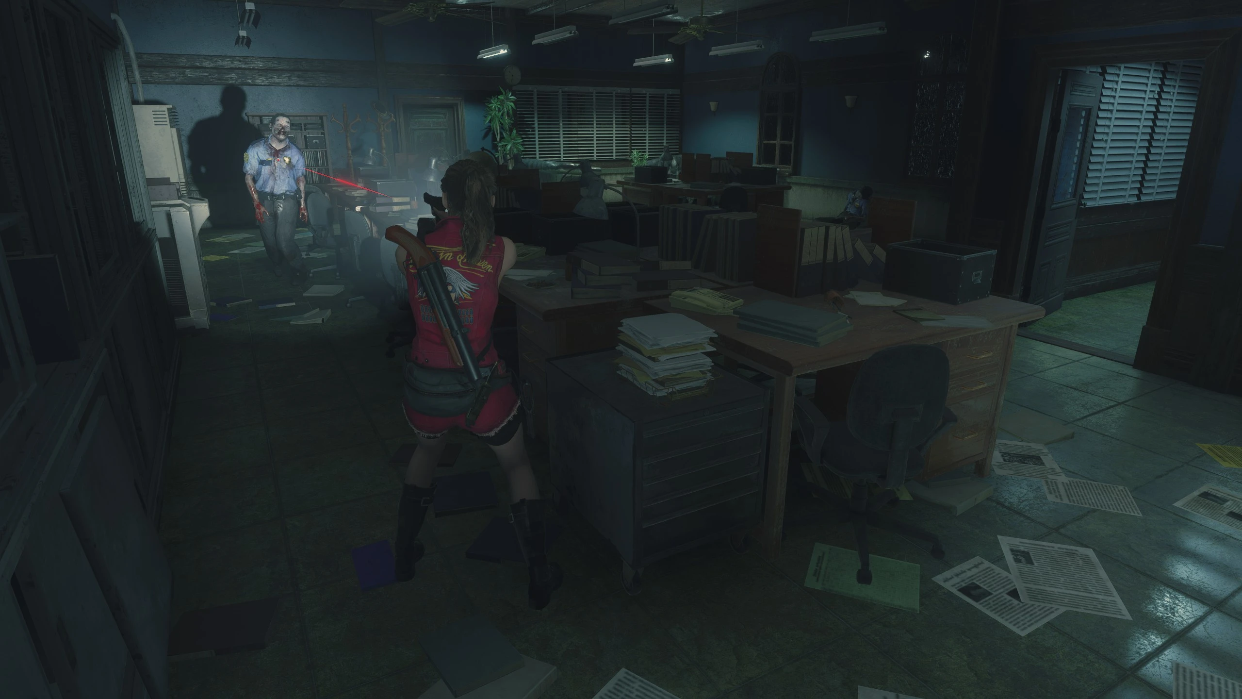 Claire prende la mira a uno zombie in un ufficio affollato nella mod Resident Evil 2 Remake con telecamera fissa