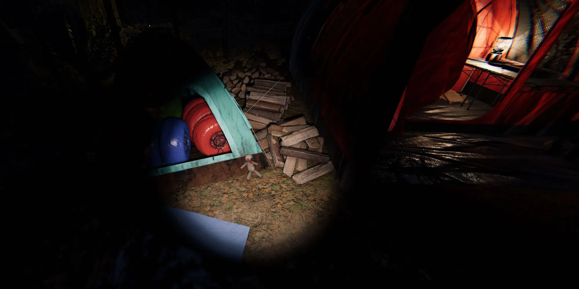 Изображение показывает маленькую куклу вуду в Фазмофобии на земле рядом с синей палаткой, с красной палаткой на заднем плане.