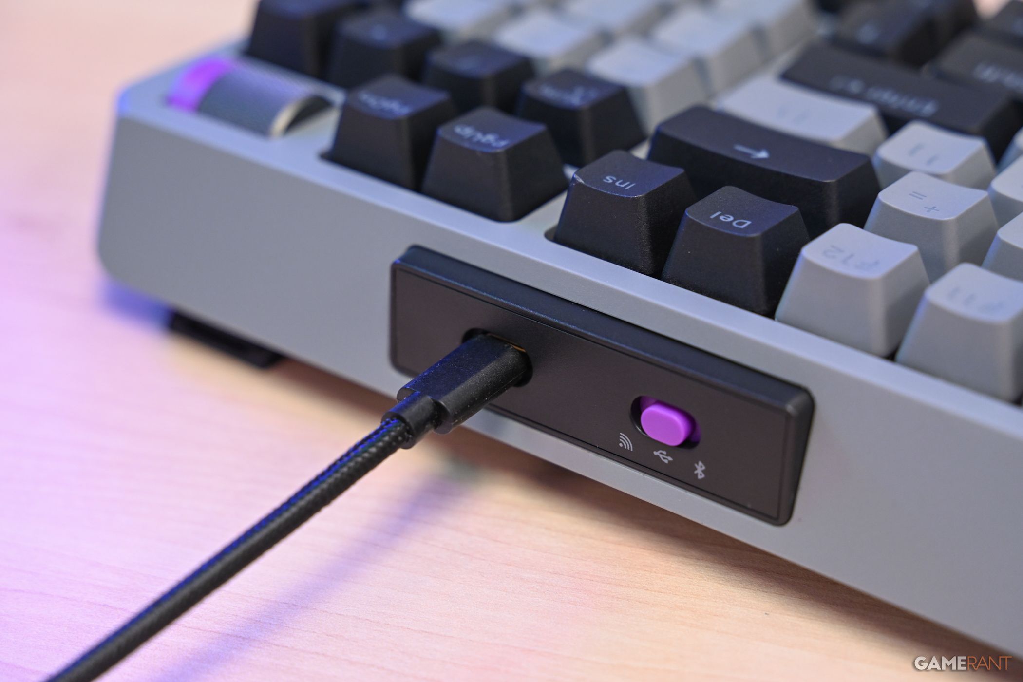 Порт и переключатель на задней части клавиатуры Cooler Master MK770 Hybrid Wireless Keyboard