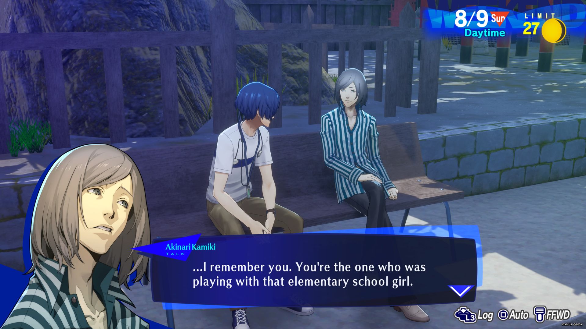 Un estudiante habla con Akinari en un banco en un parque sobre el Enlace Social de la Arcana del Sol en Persona 3 Reload.