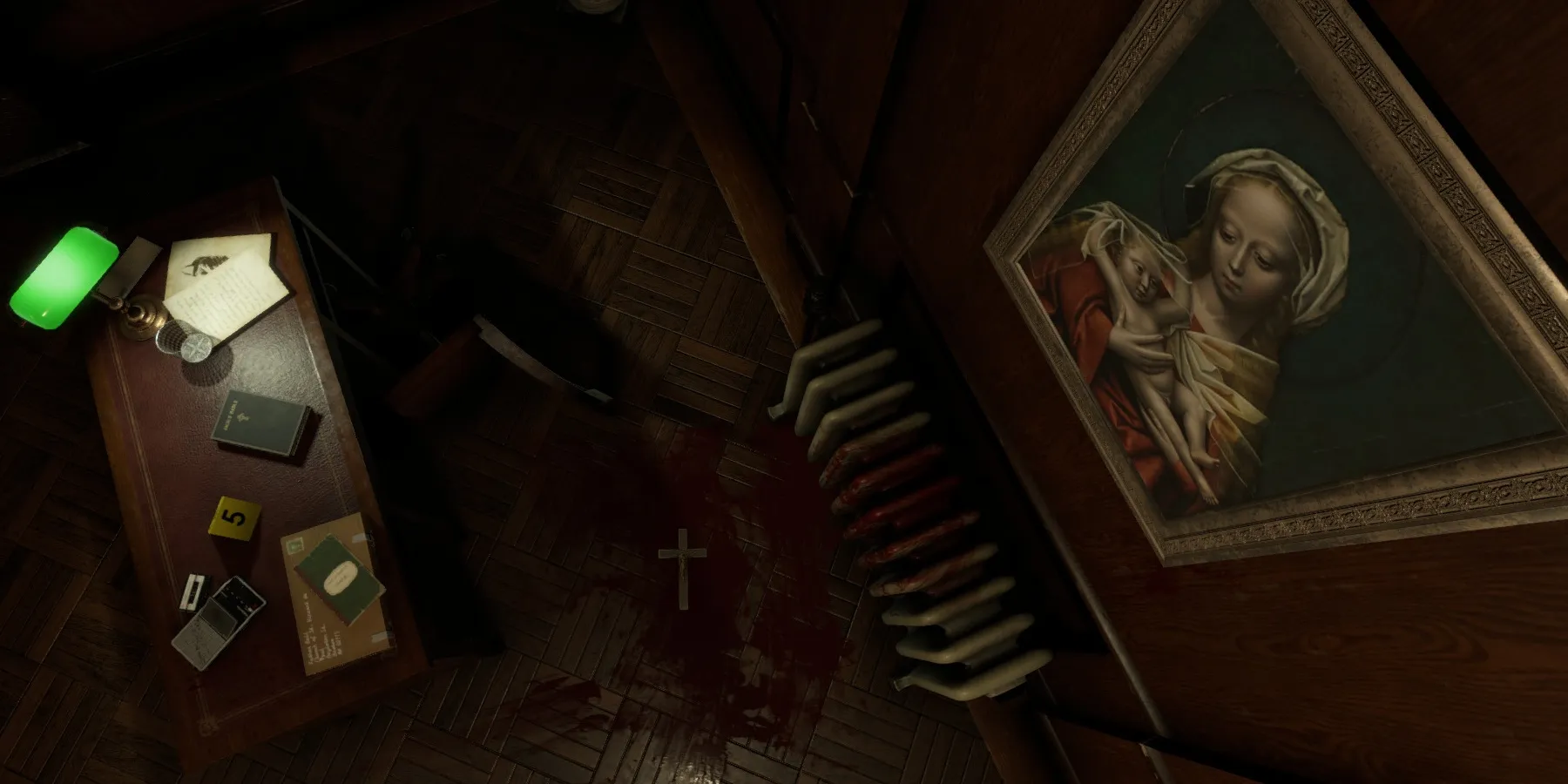 桌旁和圣母玛利亚画像旁的血迹斑斑地板