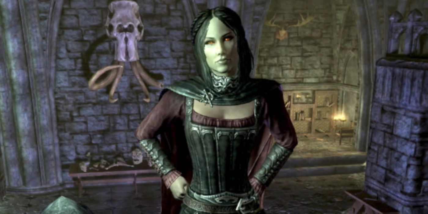 Skyrim: Serana la seguace vampira fissando il giocatore, sembra non impressionata.
