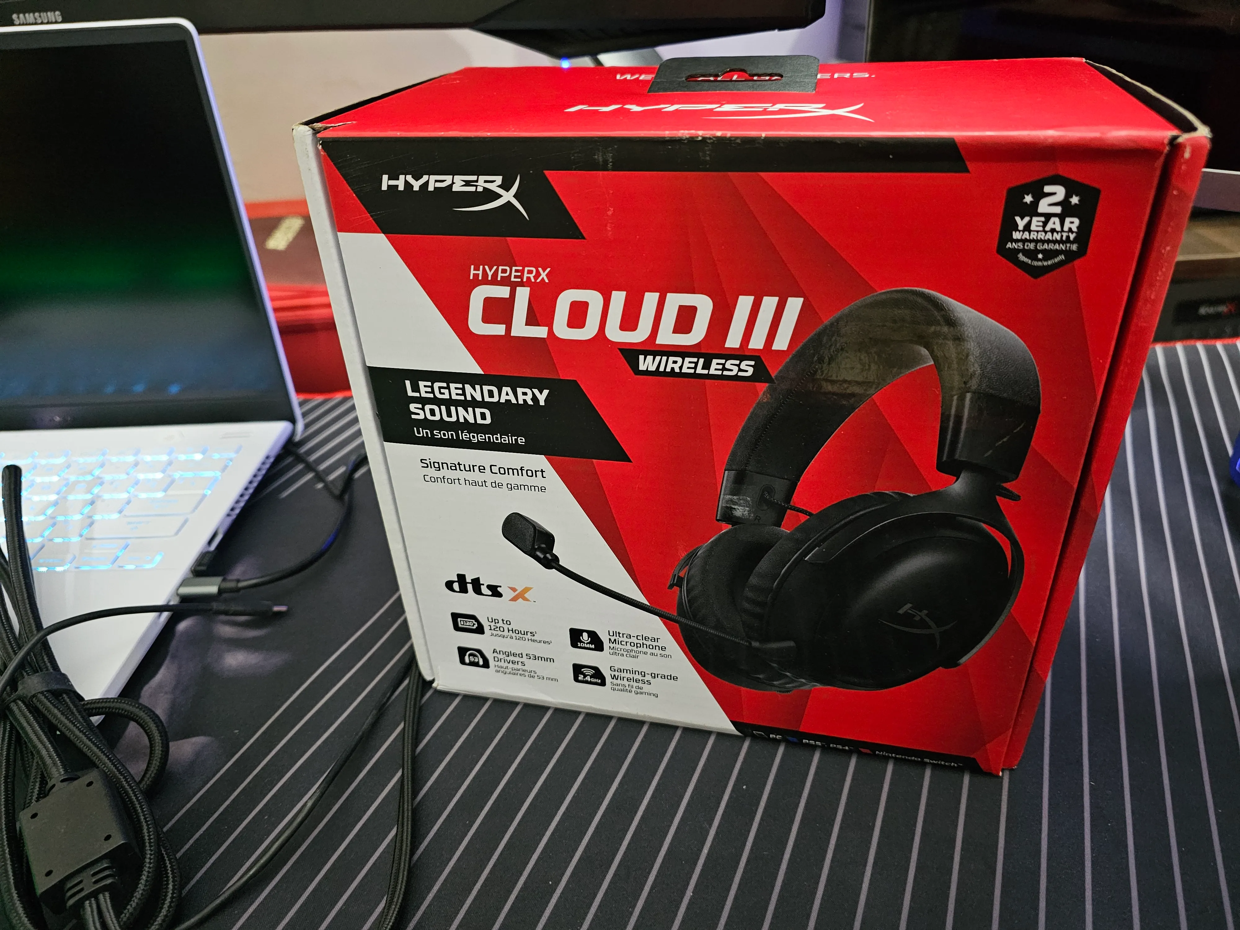 Упаковка беспроводной гарнитуры HyperX Cloud III