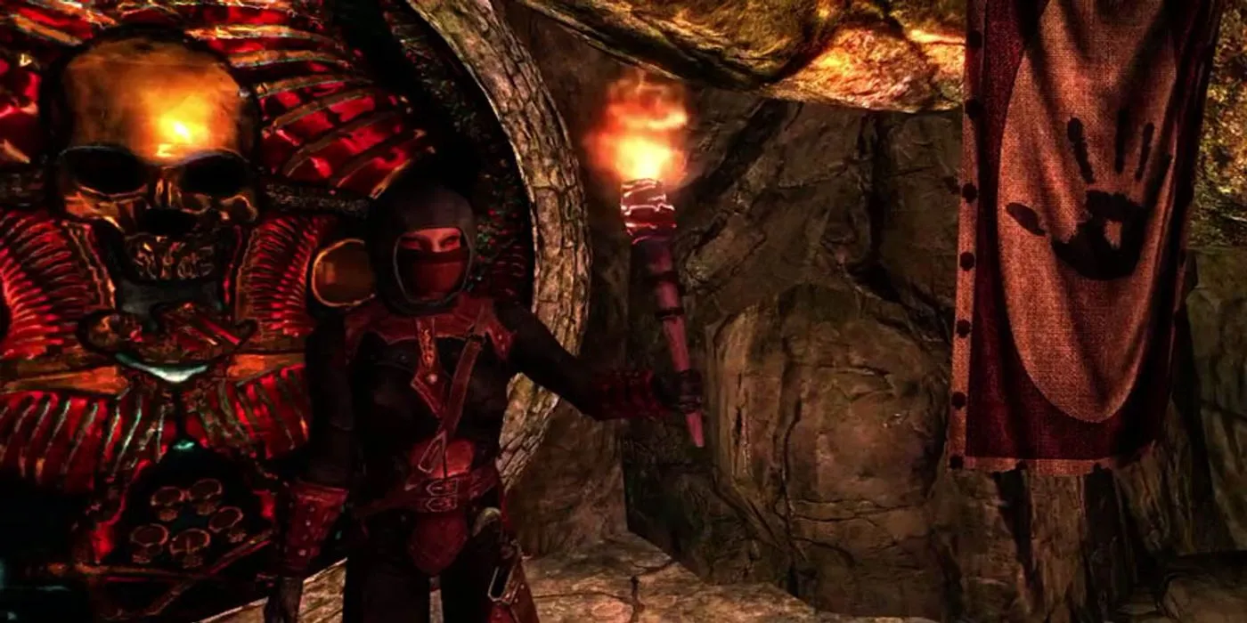 Skyrim: Убийца из Темного Братства стоит у двери в руке факела
