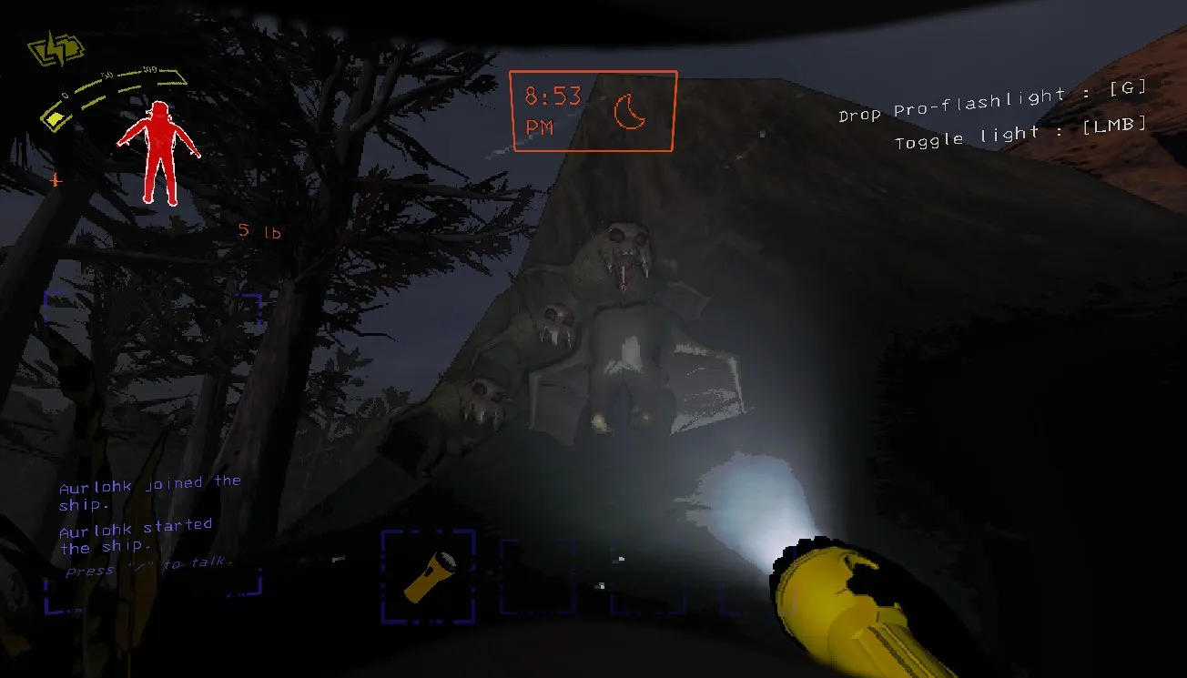 Personaggio giocatore che illumina con una pro-torcia un gruppo di quattro Baboon Hawks in marcia di notte in Lethal Company.
