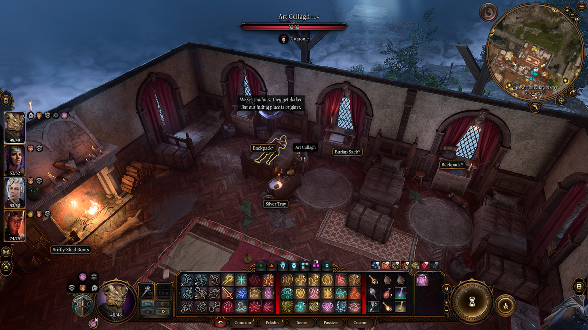 O personagem do jogador fica sobre um Art Cullagh dormindo em Baldur's Gate 3