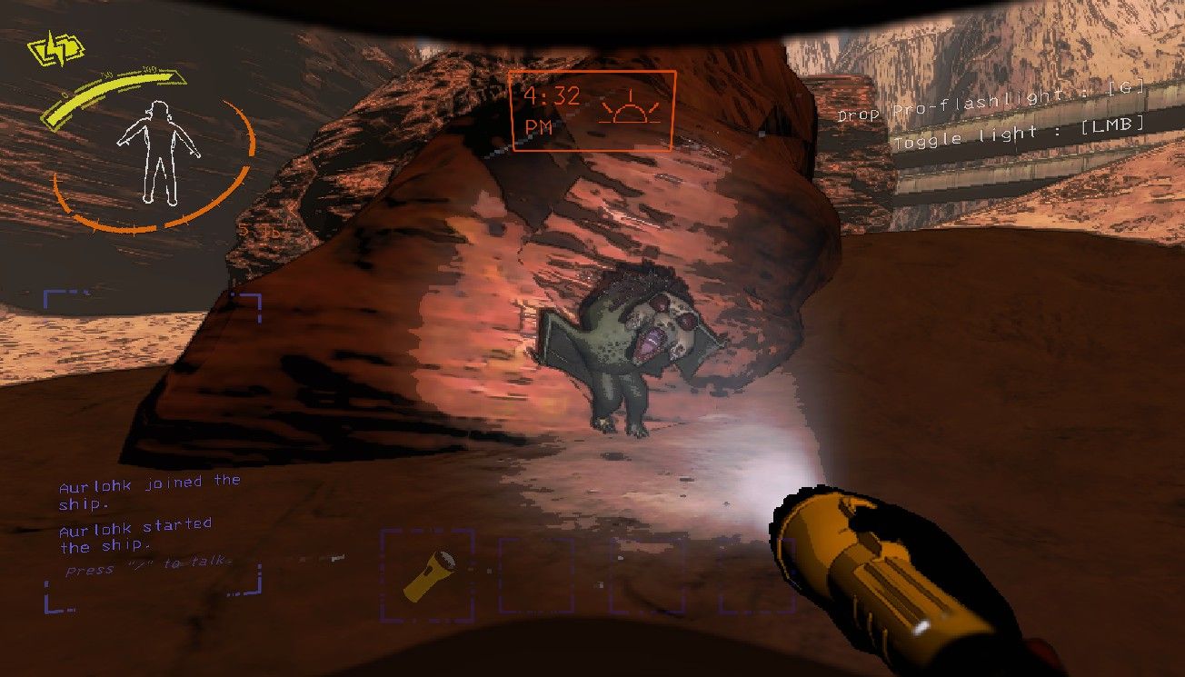 Personaggio giocatore che illumina con una pro-torcia un Baboon Hawk che cerca di intimidire il giocatore spiegando le ali in Lethal Company.