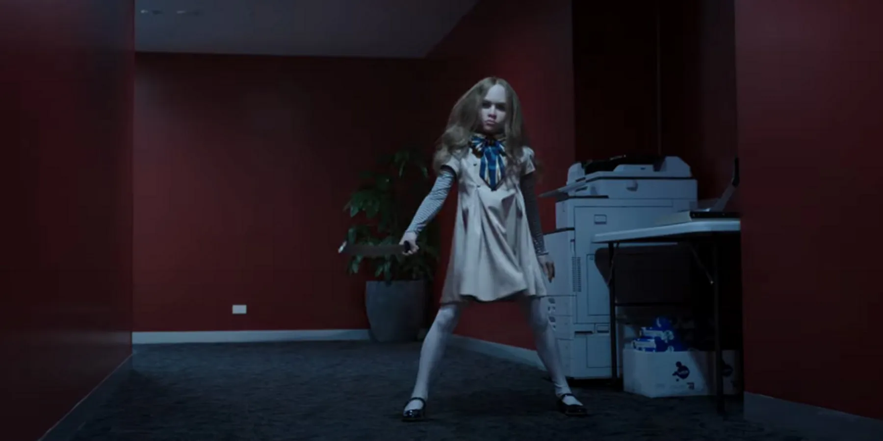 Меган танцует в коридоре
