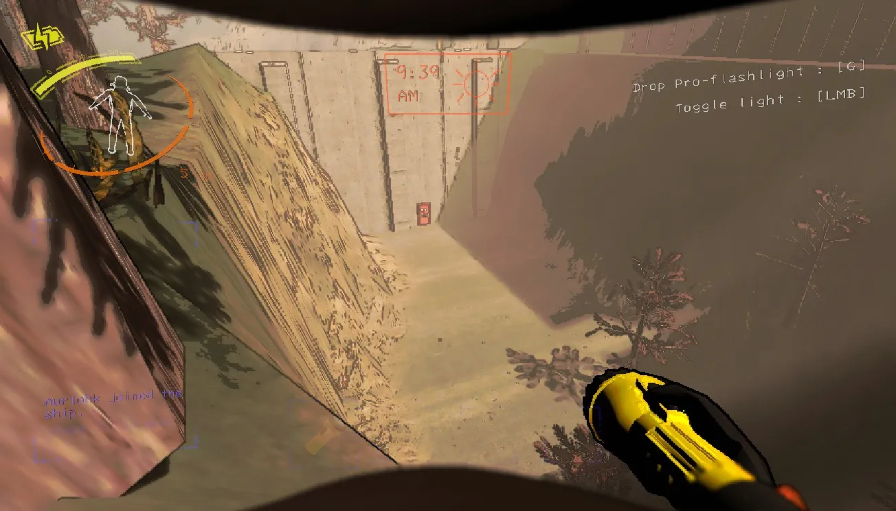 Персонаж игрока стоит на краю утеса и смотрит на пожарный выход в плотине на Вау в Lethal Company.