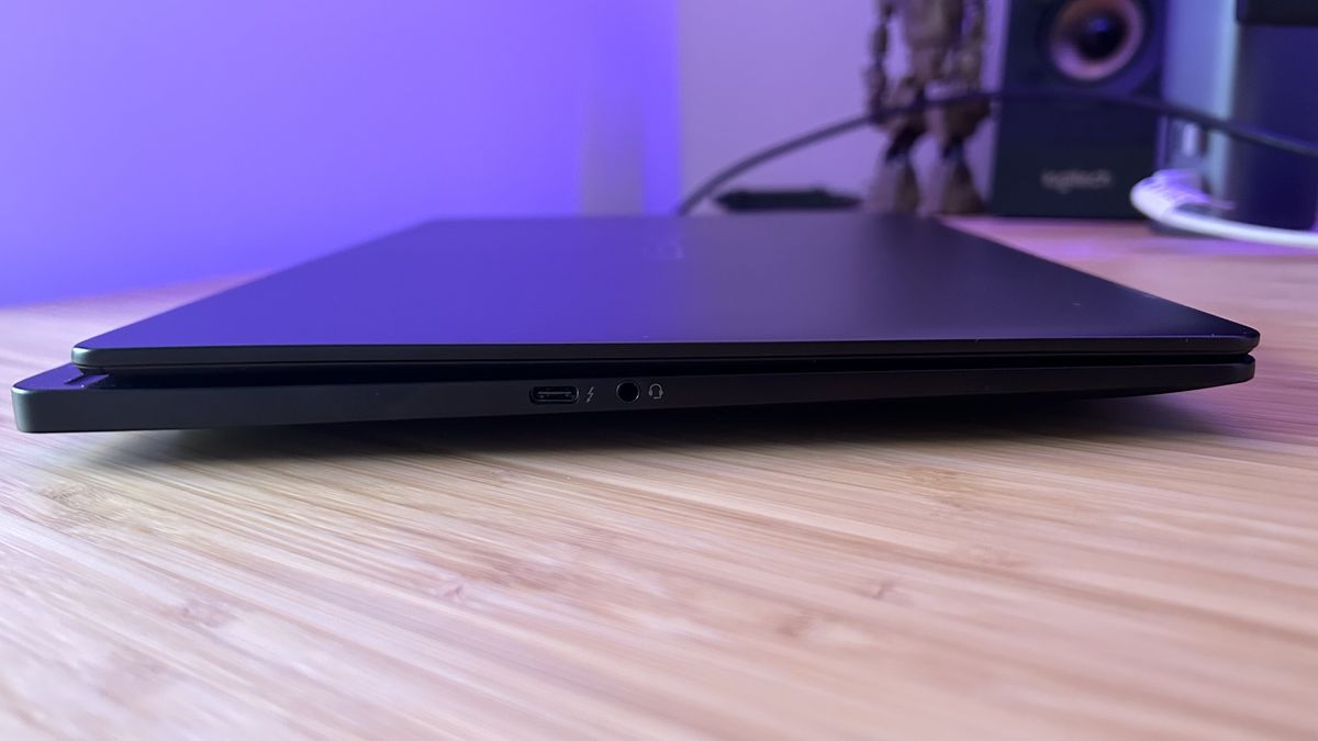 HP Omen Transcend 14 laptop de gaming de costado en un escritorio de madera