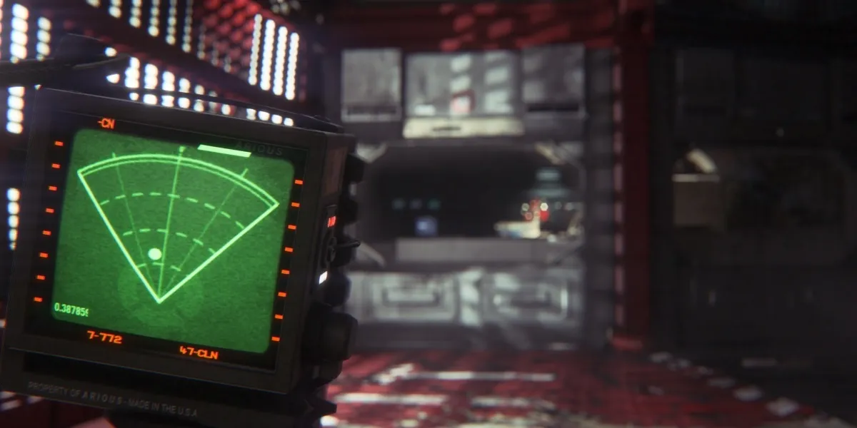 Le joueur marchant dans un couloir dans Alien: Isolation