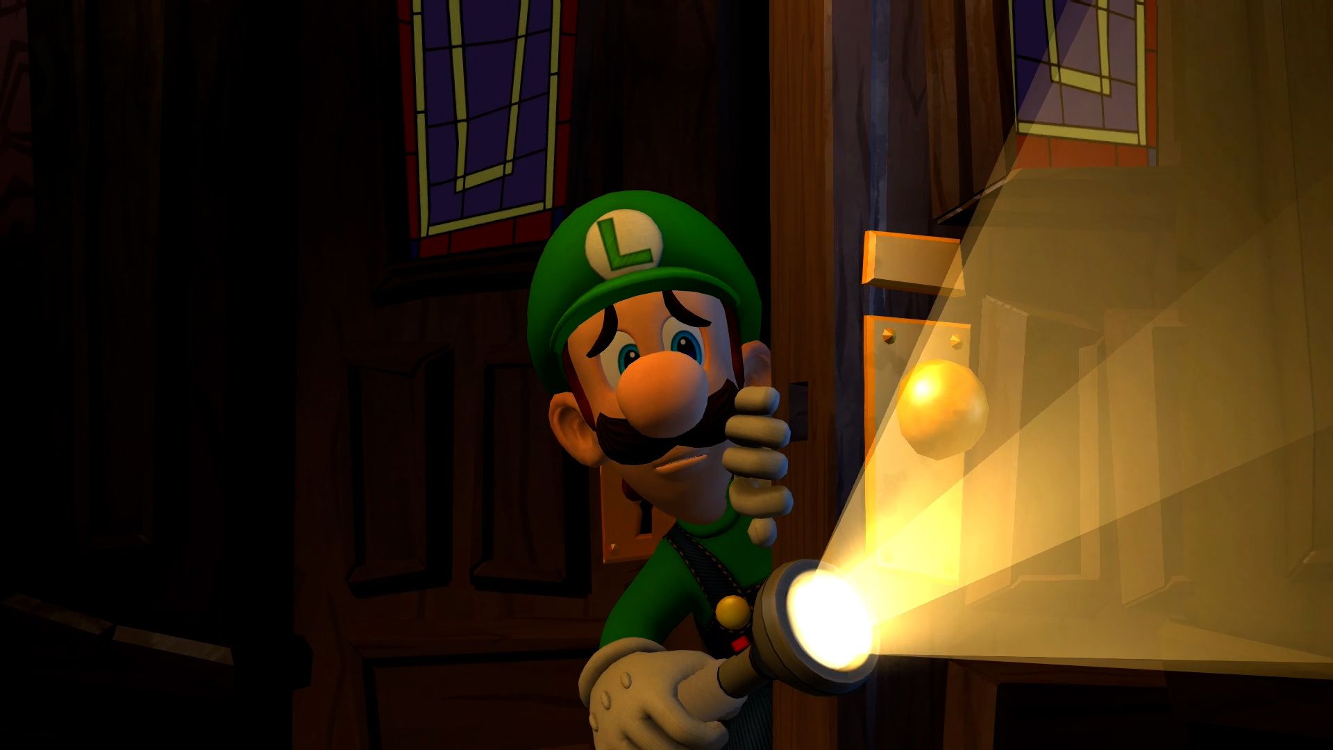 Luigi spaventato spia da dietro una porta e illumina con la sua torcia in Luigi's Mansion 2 HD