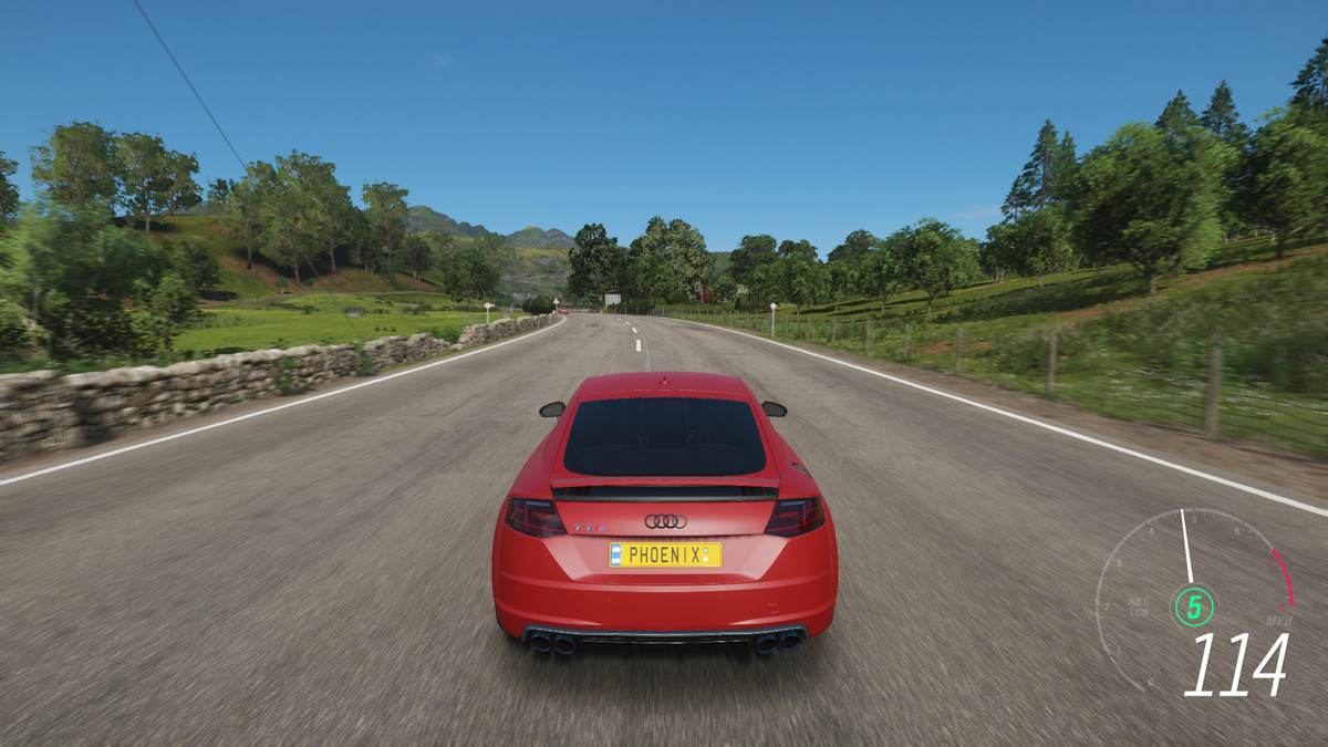 Um carro vermelho corre por uma estrada pavimentada em Forza Horizon 4