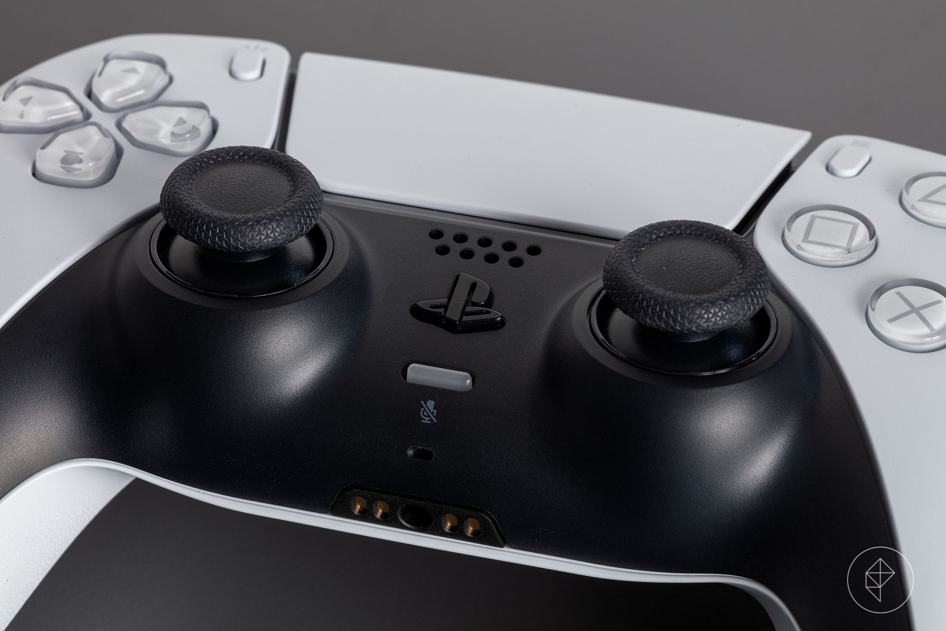 Крупный план аналоговых джойстиков на контроллере PS5