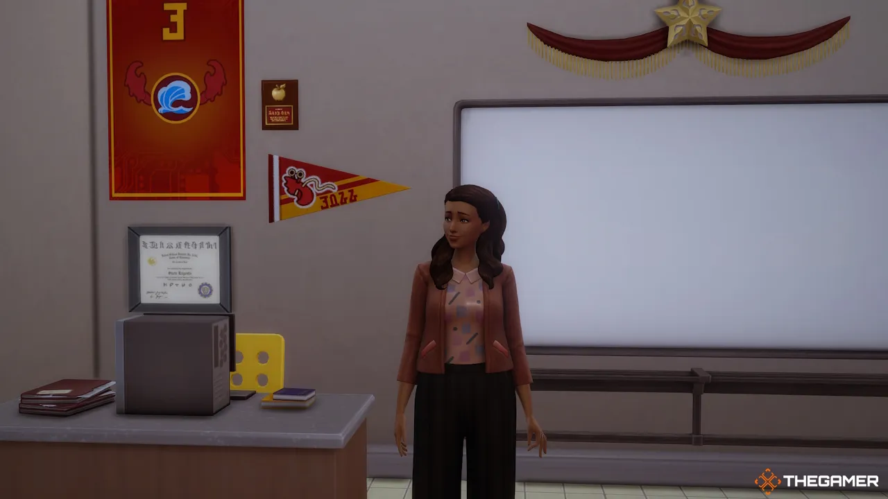 Учитель Sims 4 стоит в своем классе