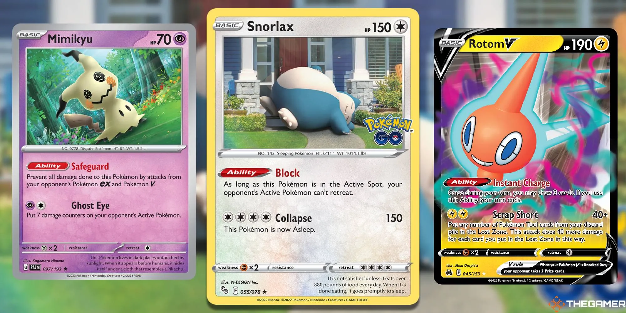 Cartes TCG Pokémon Snorlax, Rotom V et Mimikyu, sur un fond d'art de carte Snorlax