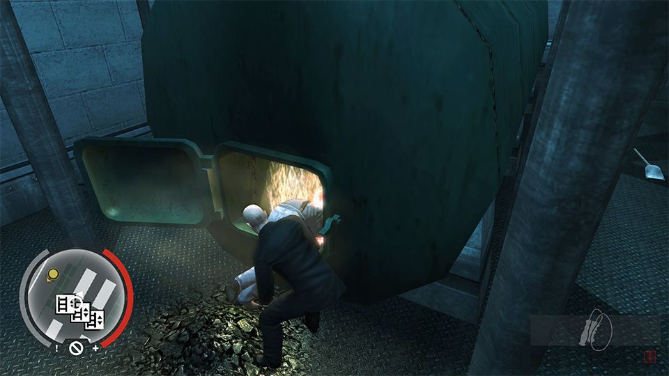 《杀手：血钱-复仇》中代理47将尸体丢进炉子的屏幕截图，显示了新的迷你地图。