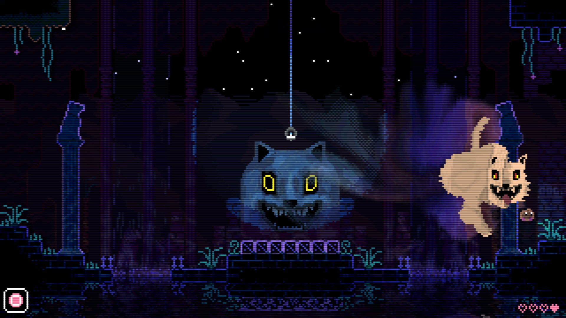 Due inquietanti illusioni pixelate di gatti appaiono sullo sfondo di un livello platform 2D. Stanno sorridendo, ma è inquietante.