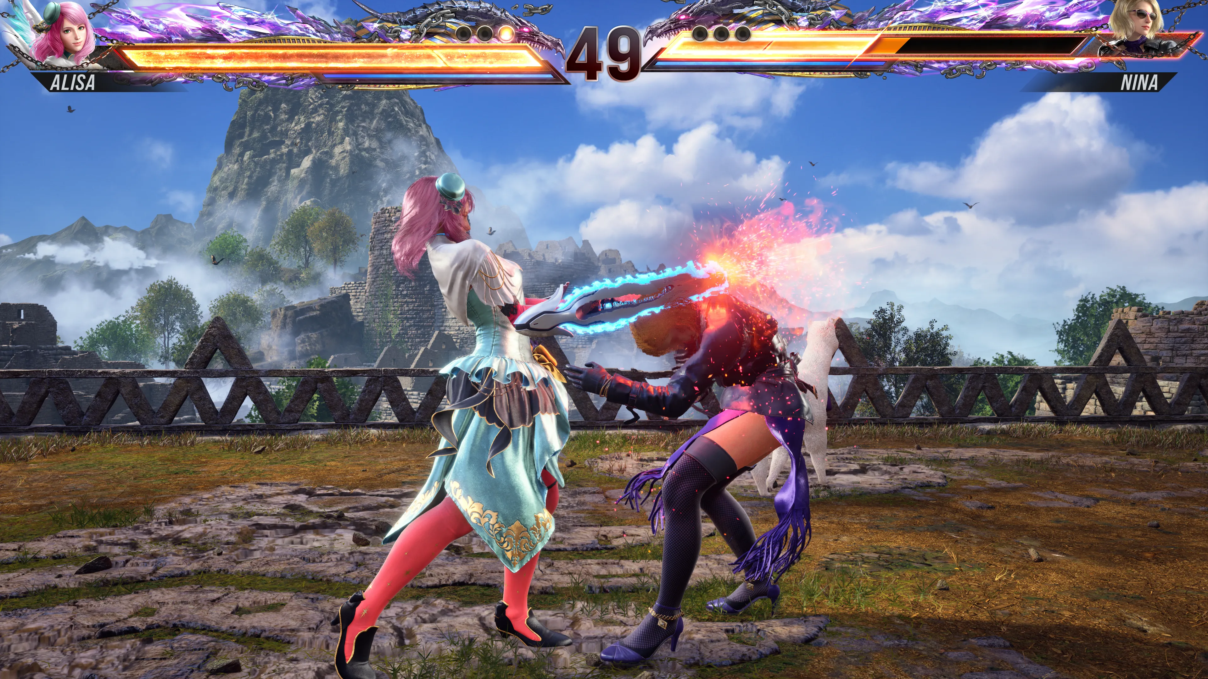 Alisa atacando a Nina con sus motosierras mientras está en su postura de Destructive Form en Tekken 8