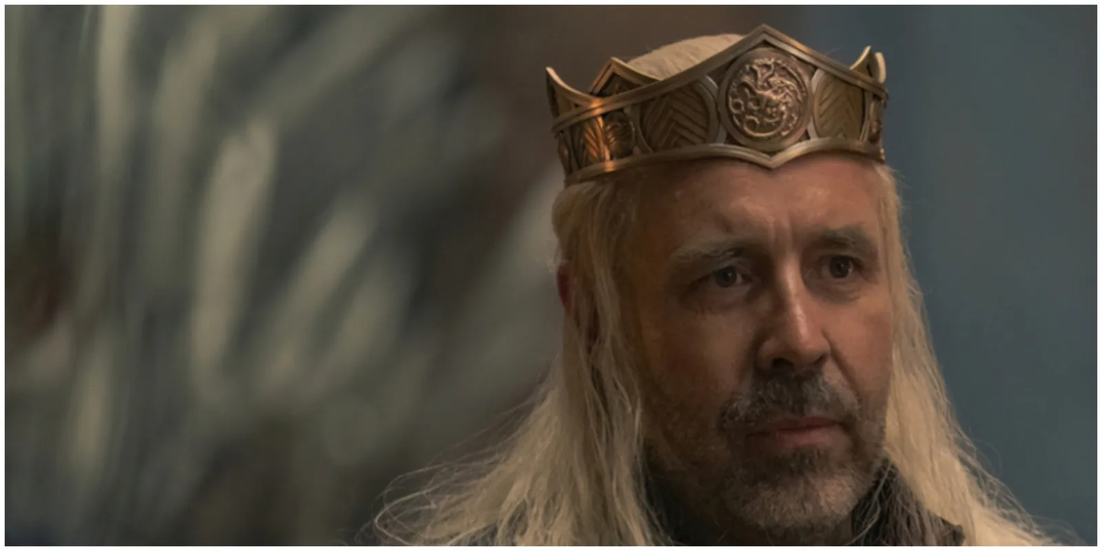 Viserys usa la corona de Jaehaerys I Targaryen en House of the Dragon