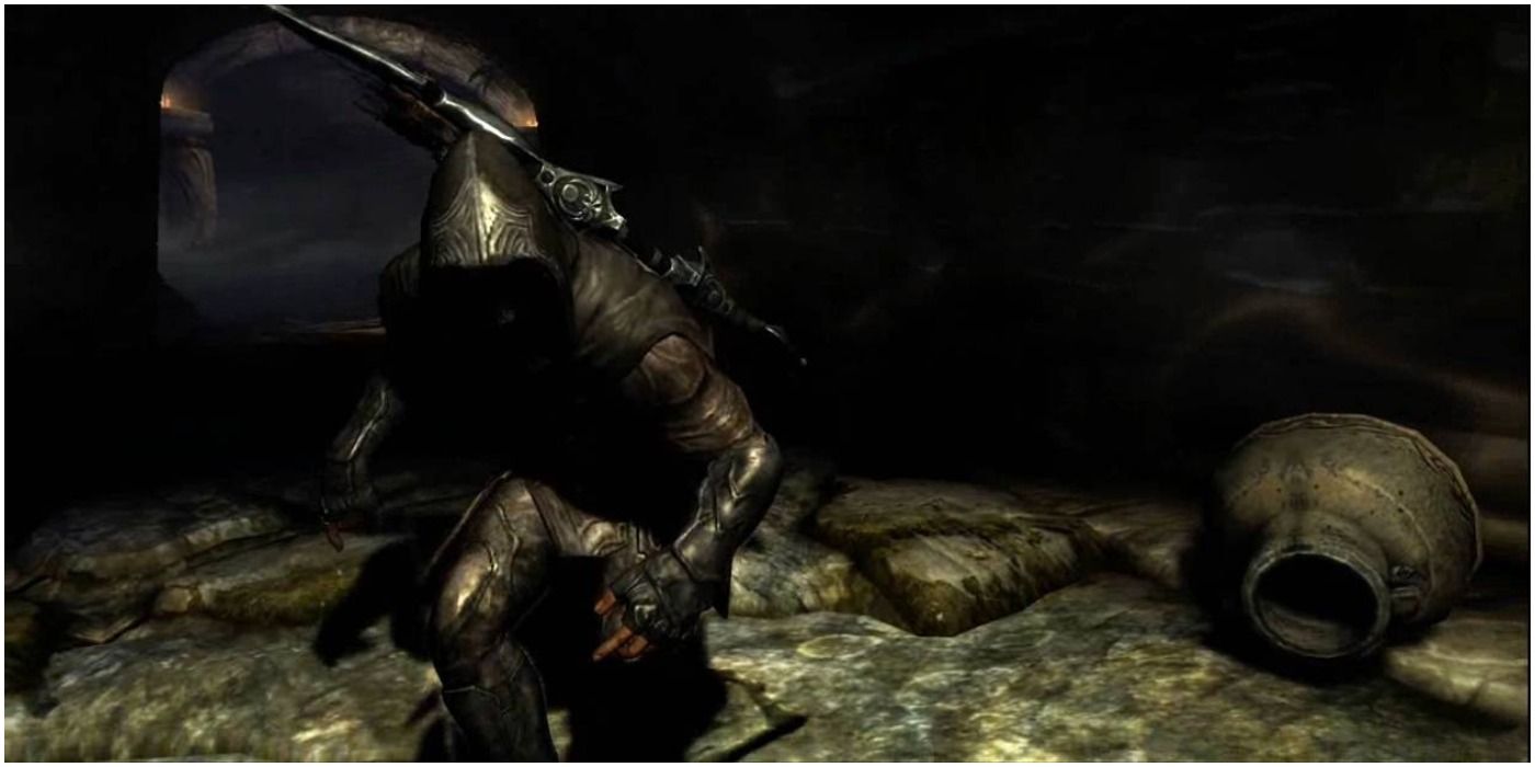 天際之境中玩家角色穿著夜鴉盔甲進行潛行