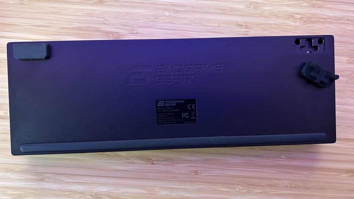 Endgame 键盘背面显示橡胶脚垫，其中一个已被取下
