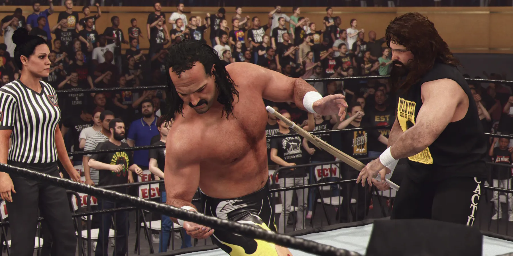 WWE 2K24カクタスジャックがケンドースティックを使ってジェイク・ザ・スネークを攻撃している