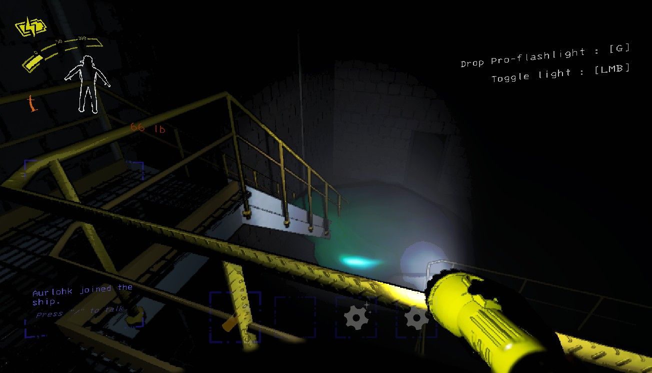 プレイヤーキャラクターがLethal Companyの広い部屋の階段を上っているヒグロデールにプロフラッシュライトを照らしている。