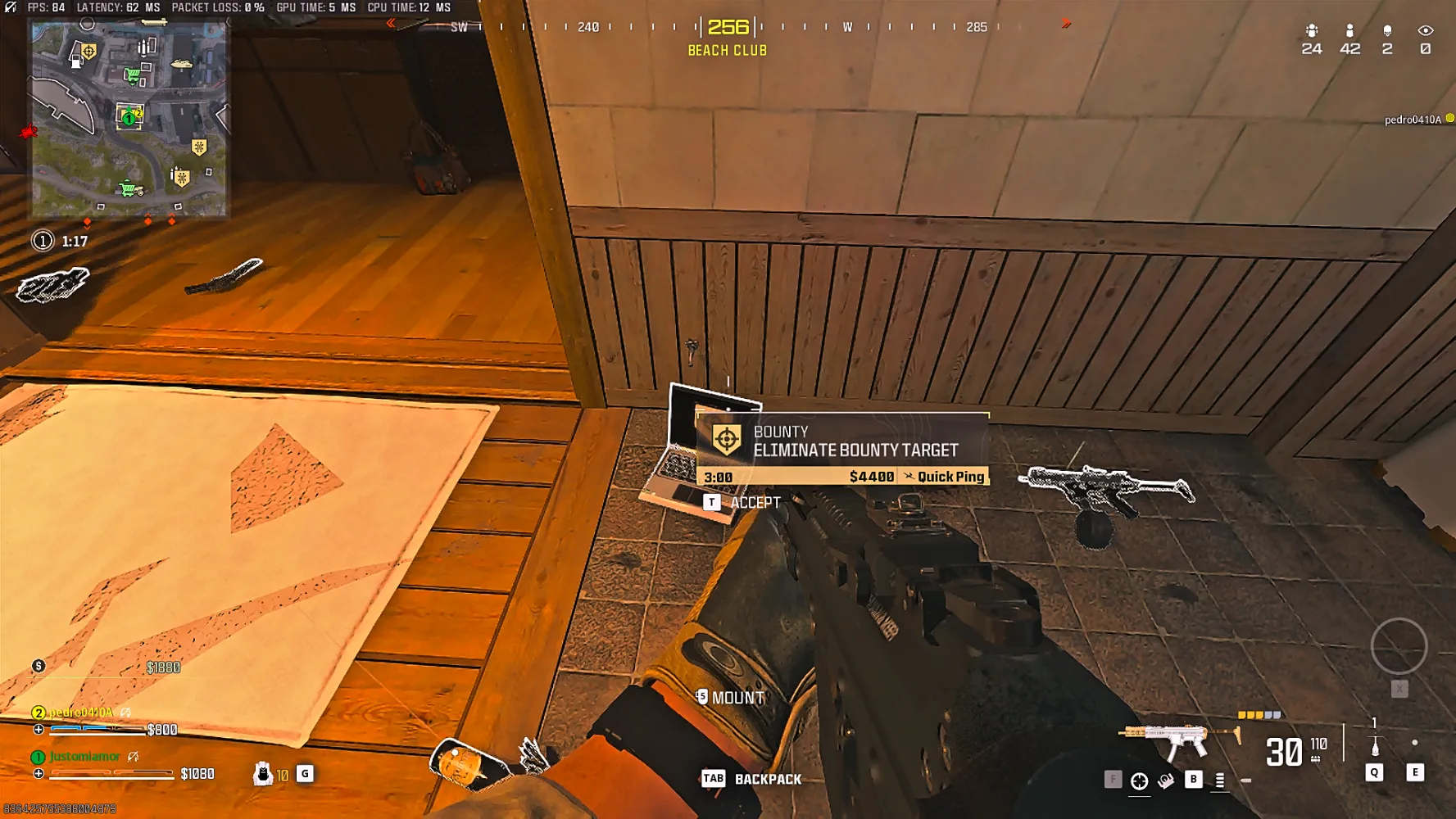 Jugador mirando una computadora portátil de recompensa en el suelo en Call of Duty Warzone