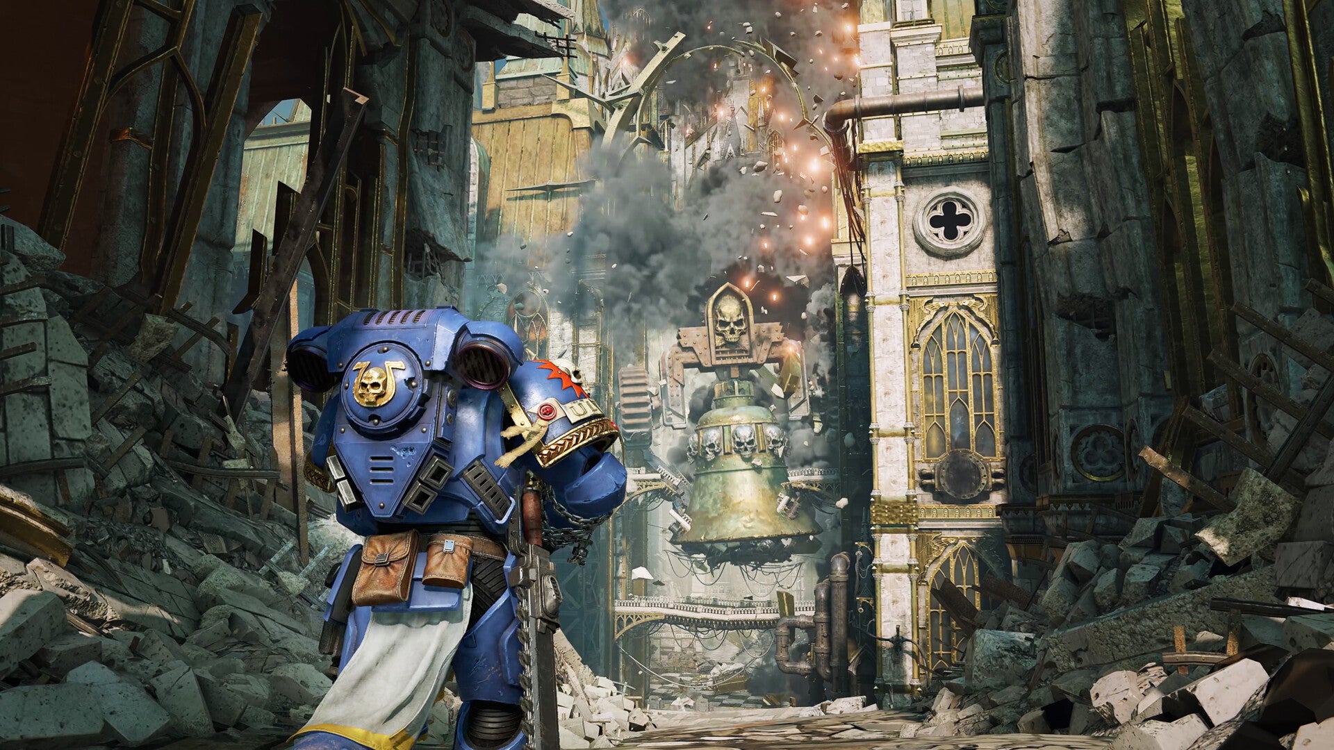 Un Space Marine de couleur bleue marche vers un immeuble immense qui s'effondre devant lui.