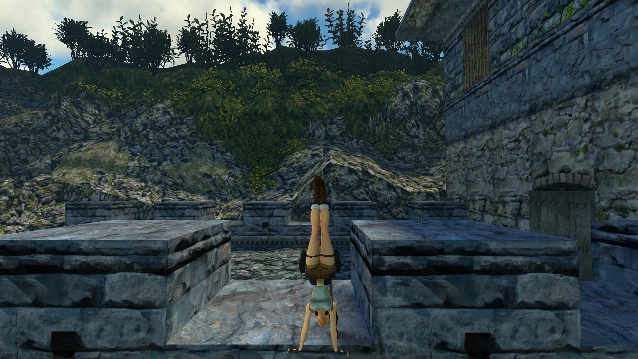 Lara fait le poirier sur la Grande Muraille