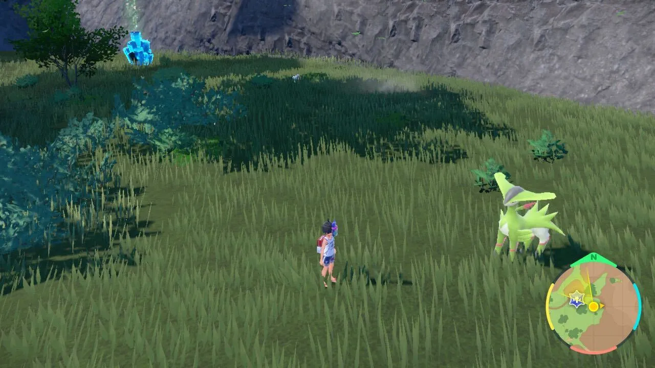 Virizion che sta in un campo di erba in Pokemon Scarlet e Violet