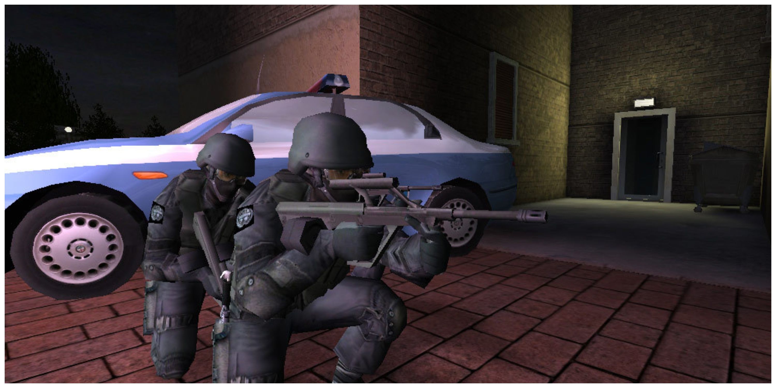 Rainbow Six 3: Raven Shield - 2 officiers accroupis à l'extérieur