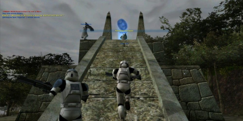 Des clones courent pour atteindre un point de capture sur Star Wars Battlefront (2002)