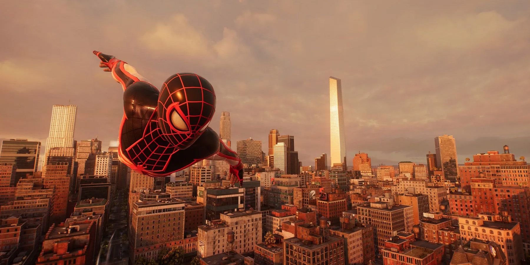 Una captura de pantalla de Miles Morales surcando los cielos de una ciudad de Nueva York al atardecer en Marvel’s Spider-Man 2