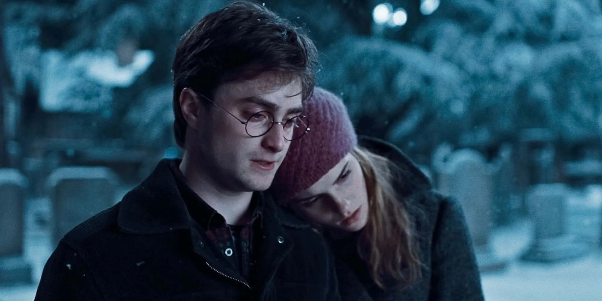 Harry e Hermione visitam Godric’s Hollow