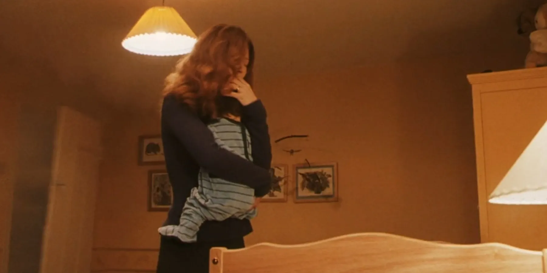 Лили Поттер держит младенца Гарри в фильме Гарри Поттер и Философский камень.