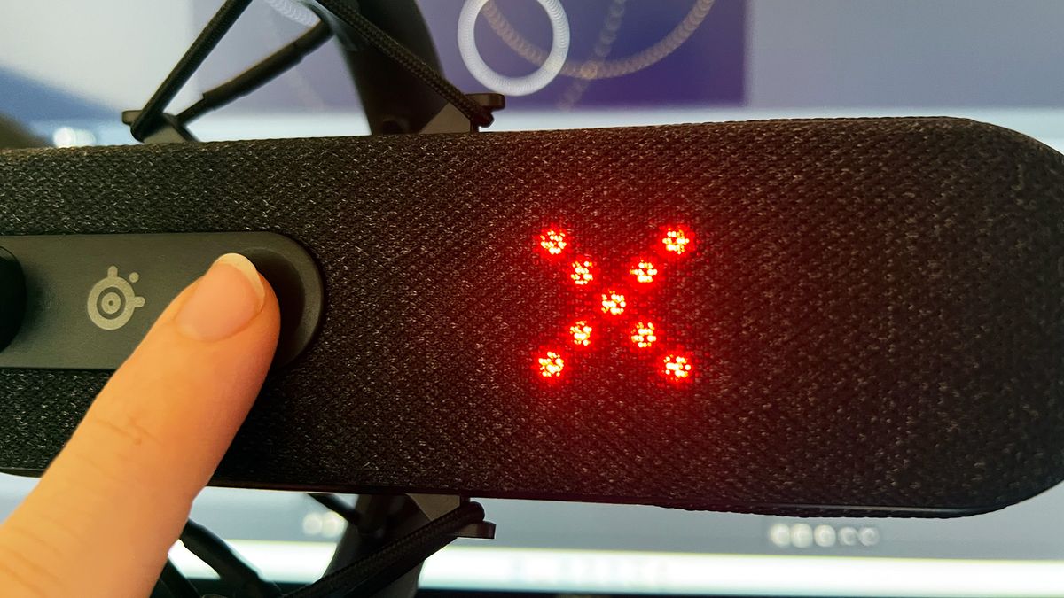 SteelSeries Alias 评测图片，显示麦克静音时的红叉显示效果