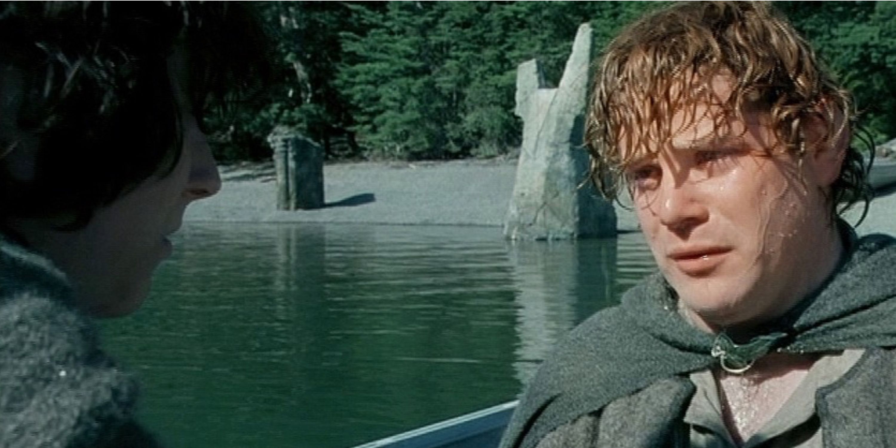 Сэм в лодке с Фродо после того, как он последовал за ним в Мордор