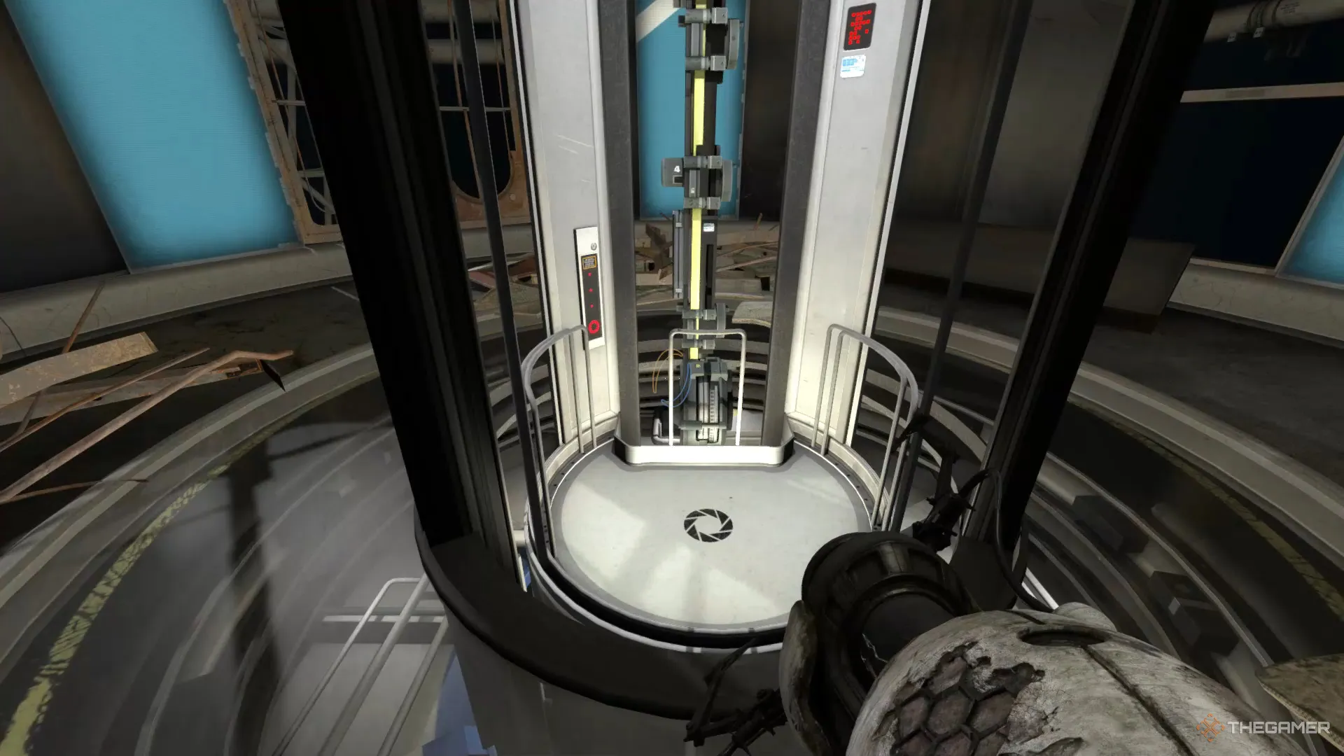 Uma captura de tela de Portal Revolution mostrando um elevador enquanto o personagem do jogador entra nele