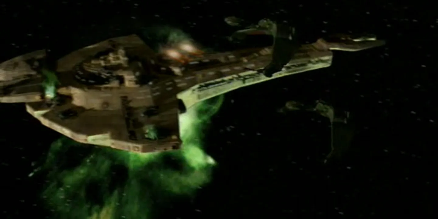 Les vaisseaux Klingons attaquent un vaisseau Cardassien dans Star Trek: Deep Space Nine