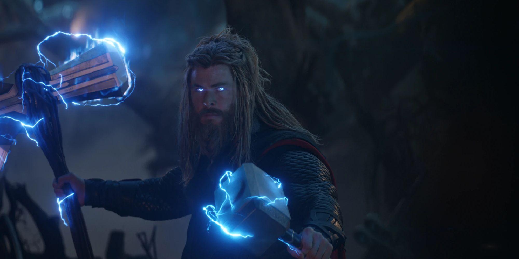MCU Thor brandissant Mjolnir et Stormbreaker