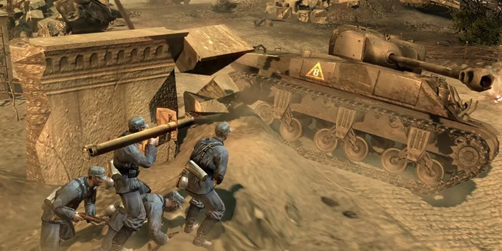 Tre soldati che puntano un RPG a un carro armato da dietro un riparo