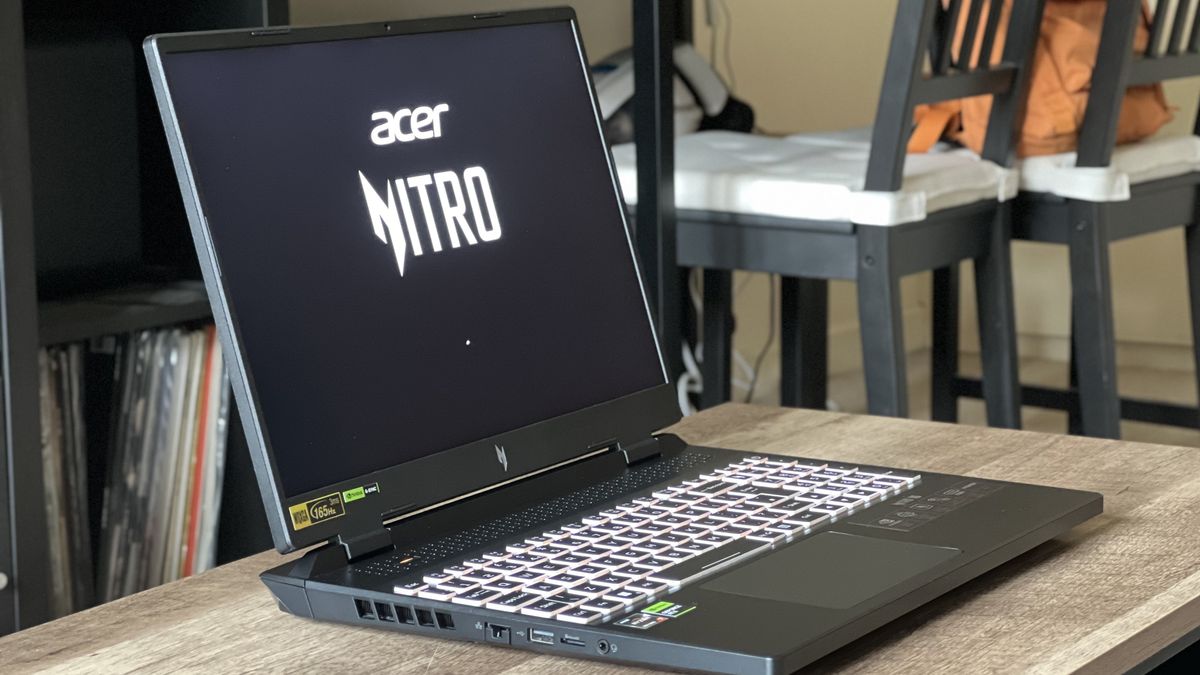 Portátil gaming Acer Nitro 16 abierto en una mesa de madera