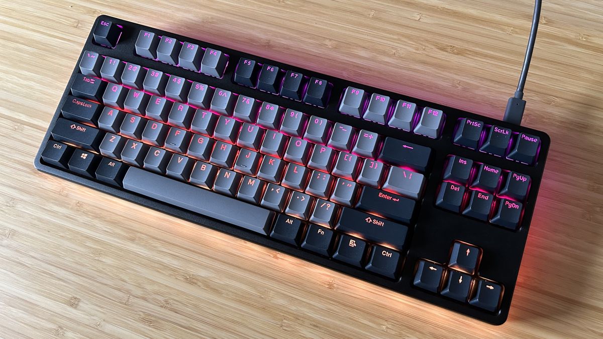 Drop CTRL V2键盘放置在木质桌子上，带有RGB灯光
