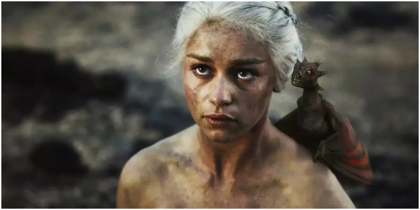 Daenerys Targaryen avec le bébé Drogon