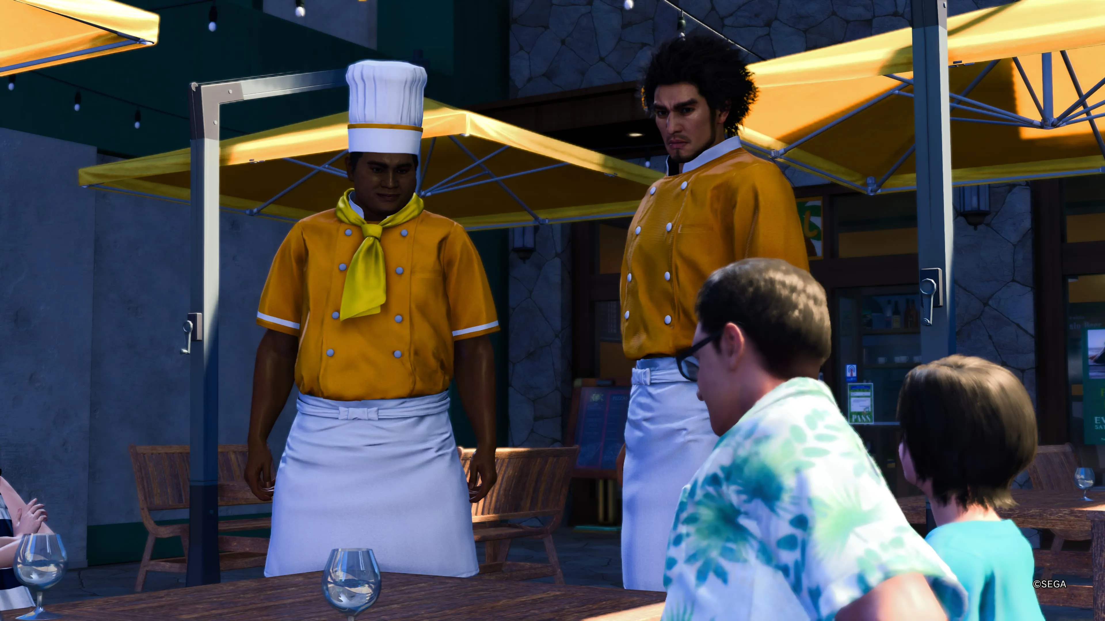 Kasuga ayuda en un restaurante local en Like a Dragon: Infinite Wealth.