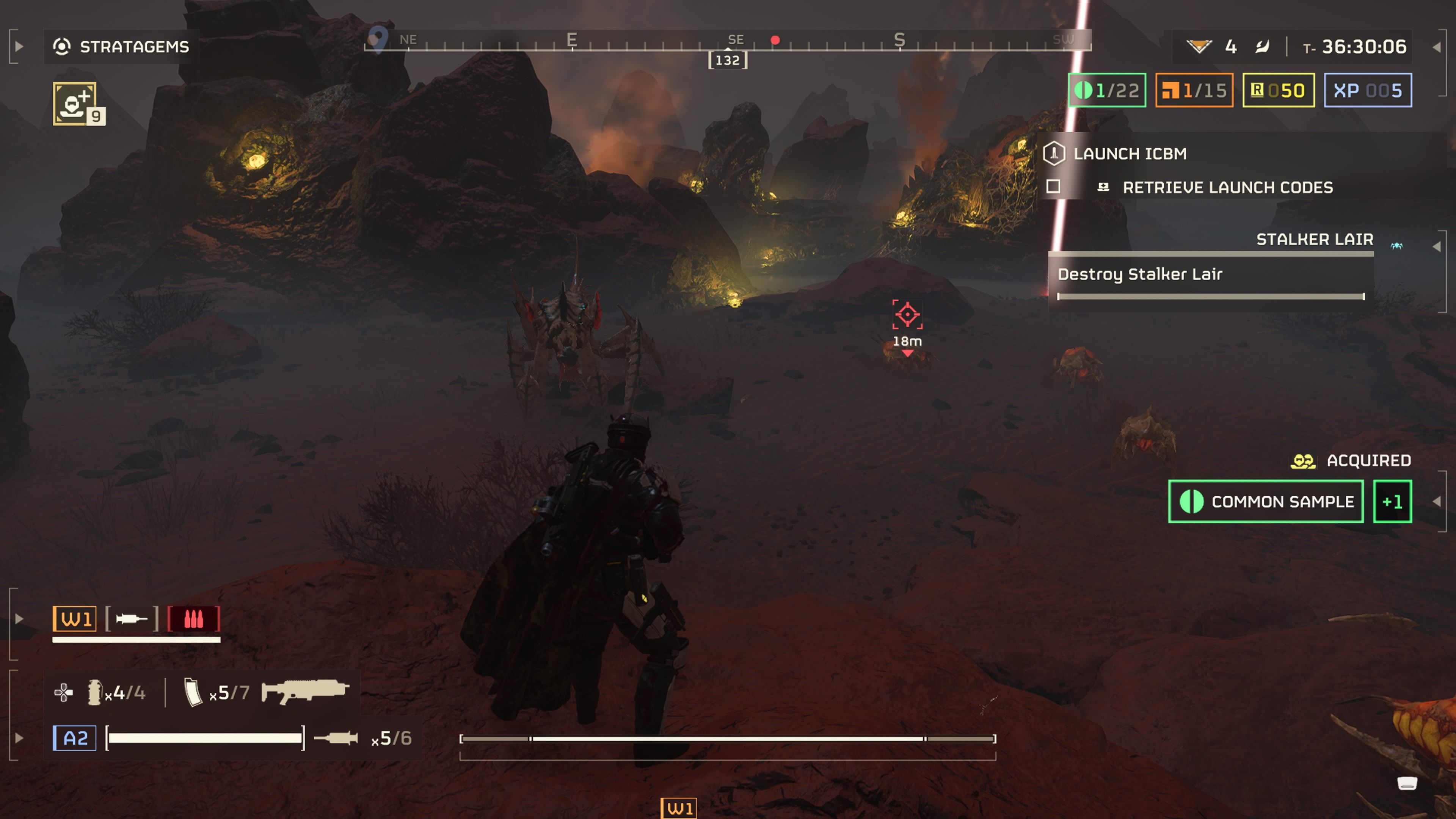 Personaje jugador señalando peligro en la distancia mientras un Acechador se acerca a él en Helldivers 2.