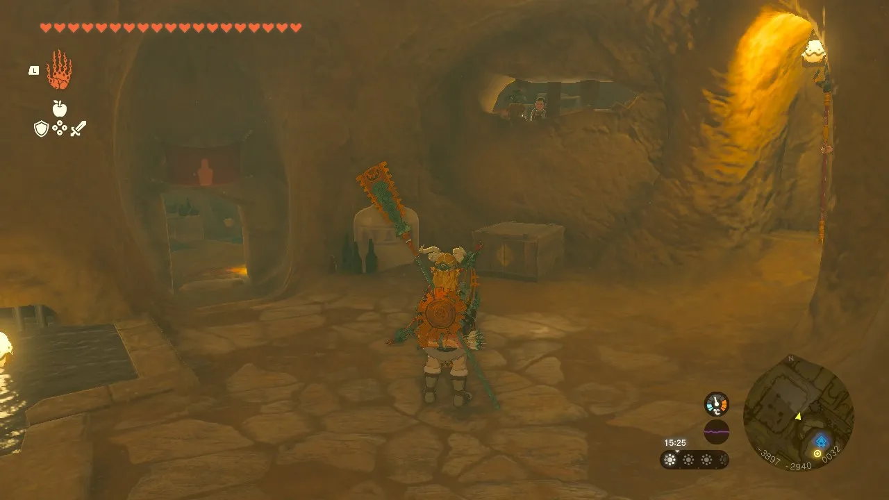 Link regardant la prison avec l'entrée de la pièce de rangement à gauche